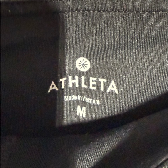 Women’s Black Athleta Cropped Leggings - Picture 5 of 5